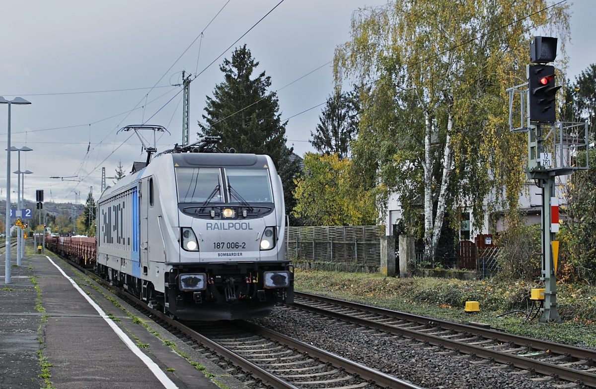 Am 08.11.2023 durchfährt die Railpool-187 006-2 den Bahnhof Bad Hoenningen