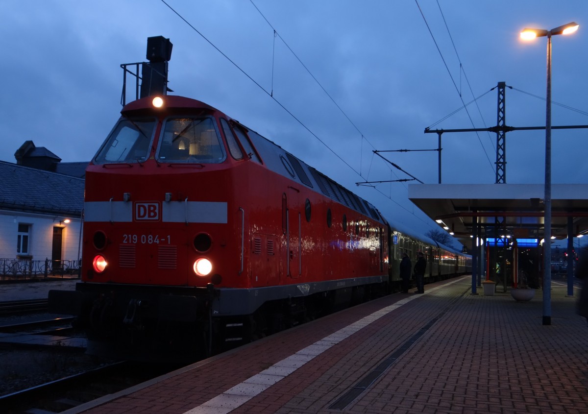 Am 08.12.13 fuhr der Wartburg-Express von Saalfeld/Saale nach Eisenach mit 219 084. Die 41 1144 hatte einen technischen defekt. Hier zusehen am Abend bei der Rückfahrt in Eisenach.
