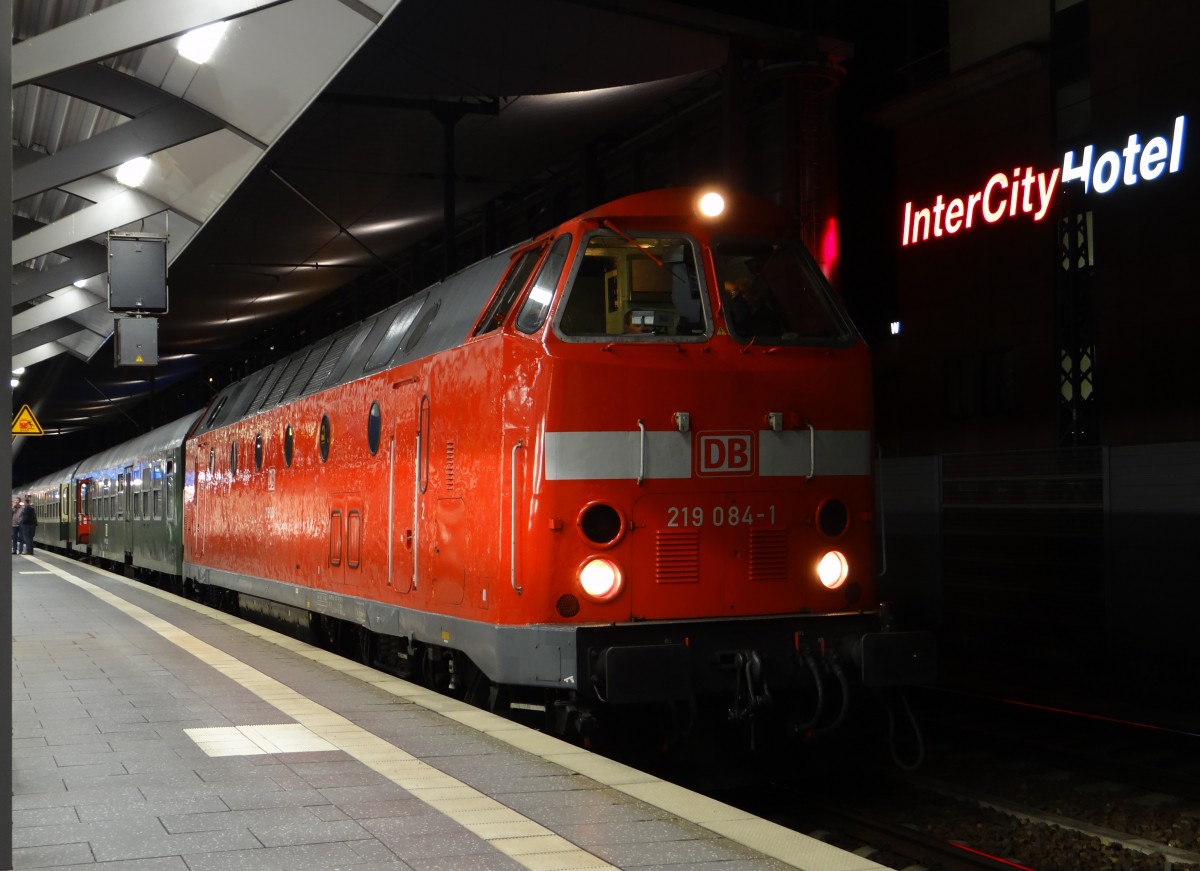 Am 08.12.13 fuhr der Wartburg-Express von Saalfeld/Saale nach Eisenach mit 219 084. Die 41 1144 hatte einen technischen defekt. Hier zusehen beim Zwischenhalt in Erfurt.