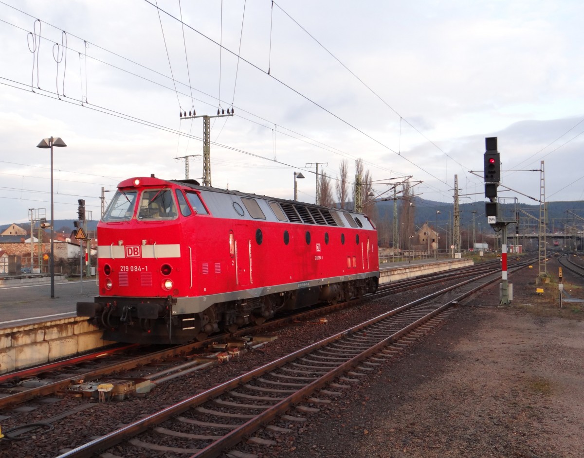 Am 08.12.13 fuhr der Wartburg-Express von Saalfeld/Saale nach Eisenach mit 219 084. Die 41 1144 hatte einen technischen defekt. Hier zusehen früh beim Umsetzen in Saalfeld.