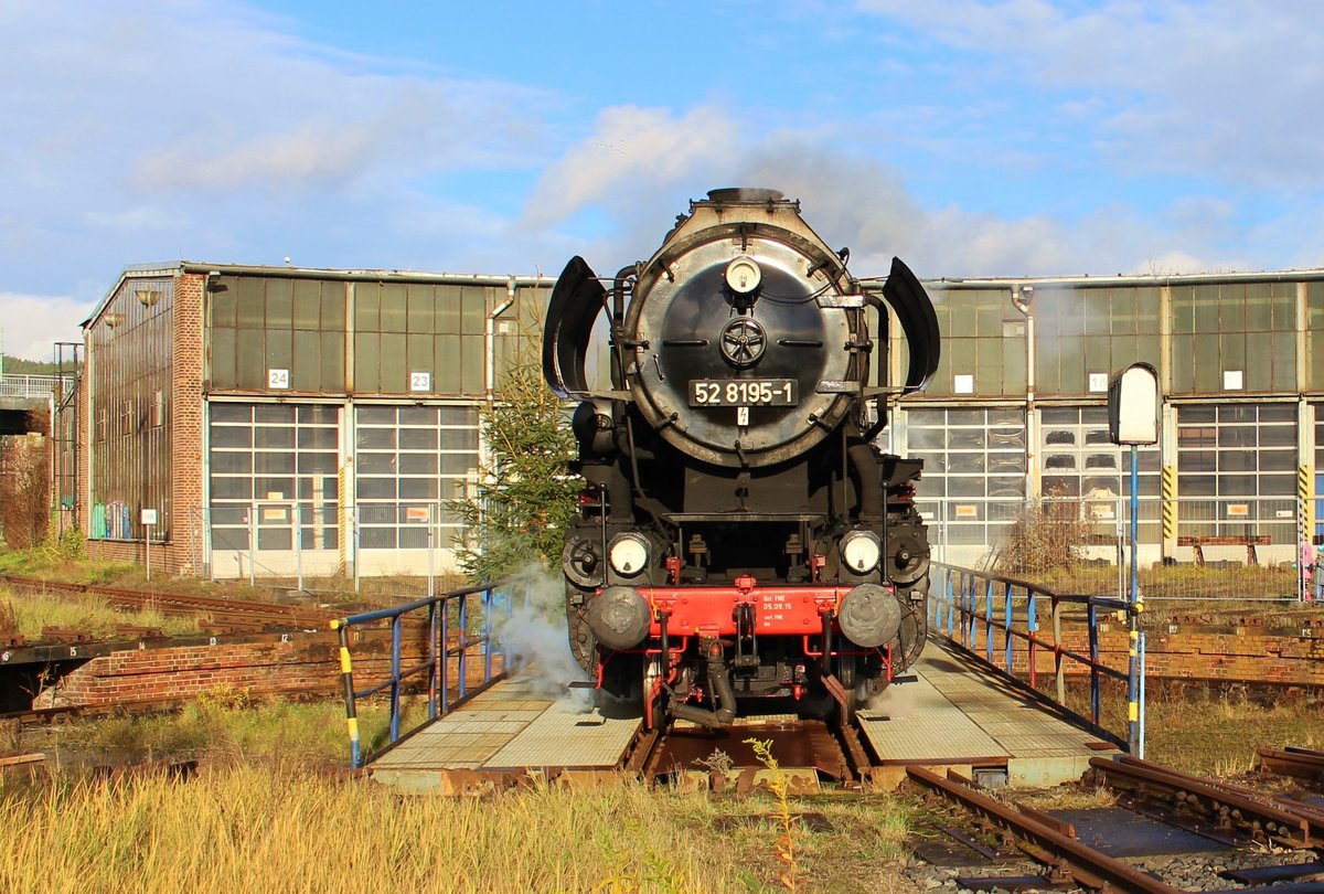 Am 08.12.18 kam 52 8195 mit einem Sonderzug von Nürnberg nach Saalfeld. Hier zu sehen im Bw Saalfeld auf der Drehscheibe. Der dortige Verein veranstaltete an diesem Wochenende einen Tag der offenen Tür.