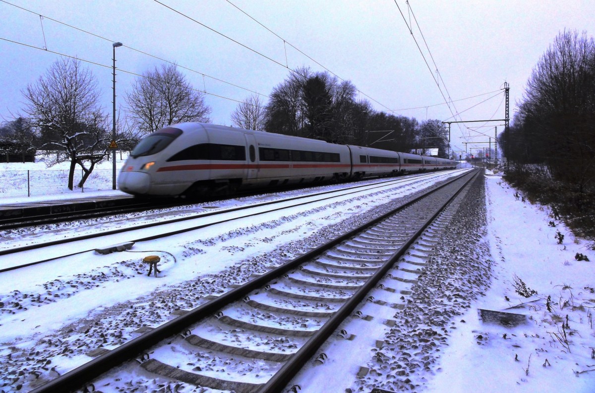 Am 08.12.2012 fährt ICE108 auf seinem Weg von Innsbruck nach Berlin durch den Bahnhof Ostermünchen