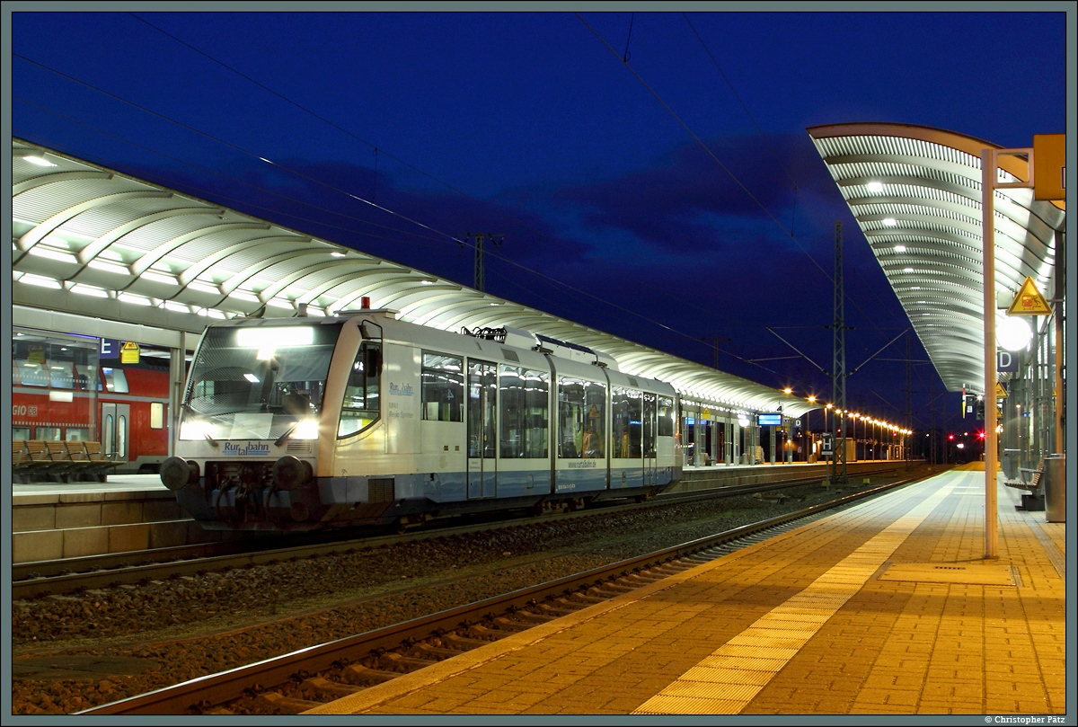 Am 08.12.2014 steht 654 014 der Rurtalbahn im Bahnhof Lutherstadt Wittenberg zur Rückfahrt nach Bad Schmiedeberg als VE 81204 bereit. Ab dem nächsten Jahr verkehren nur noch Busse in den Kurort, der Personenverkehr auf der Heidebahn wird eingestellt. 