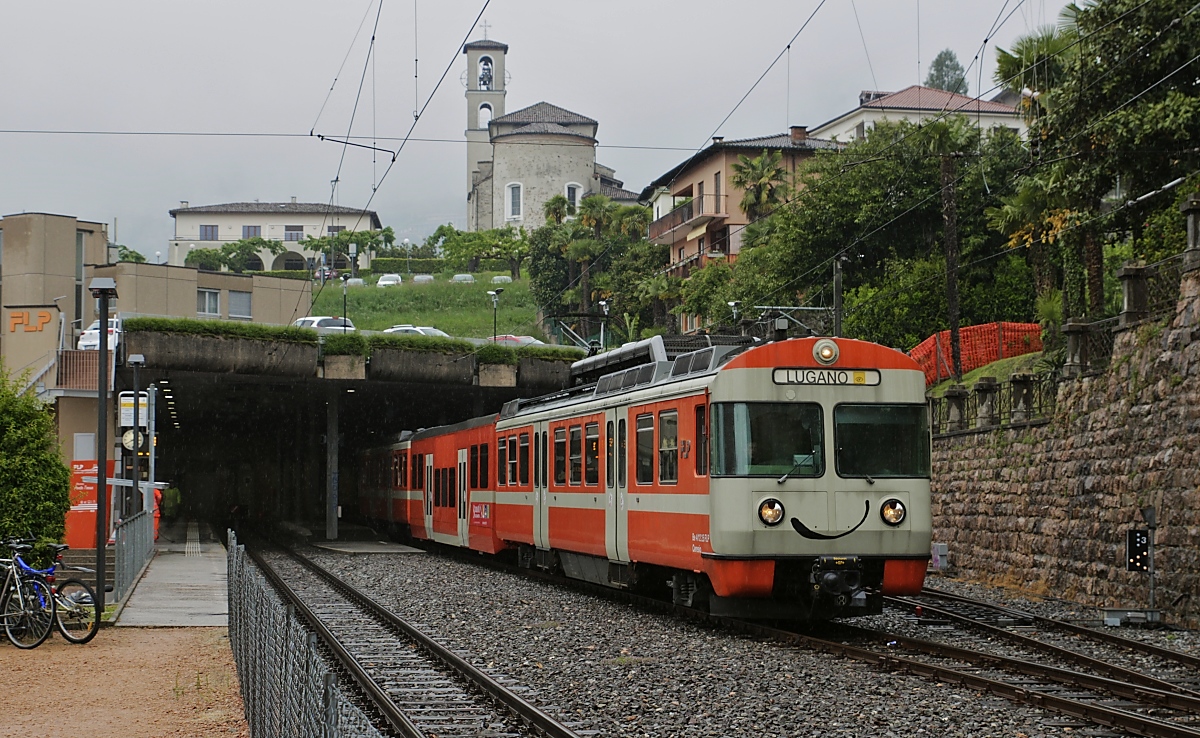 Am 08.12.2019 verlässt Be 4/12 25 der FLP (Ferrovie Lugano-Ponte Tresa) den Bahnhof Ponte Tresa