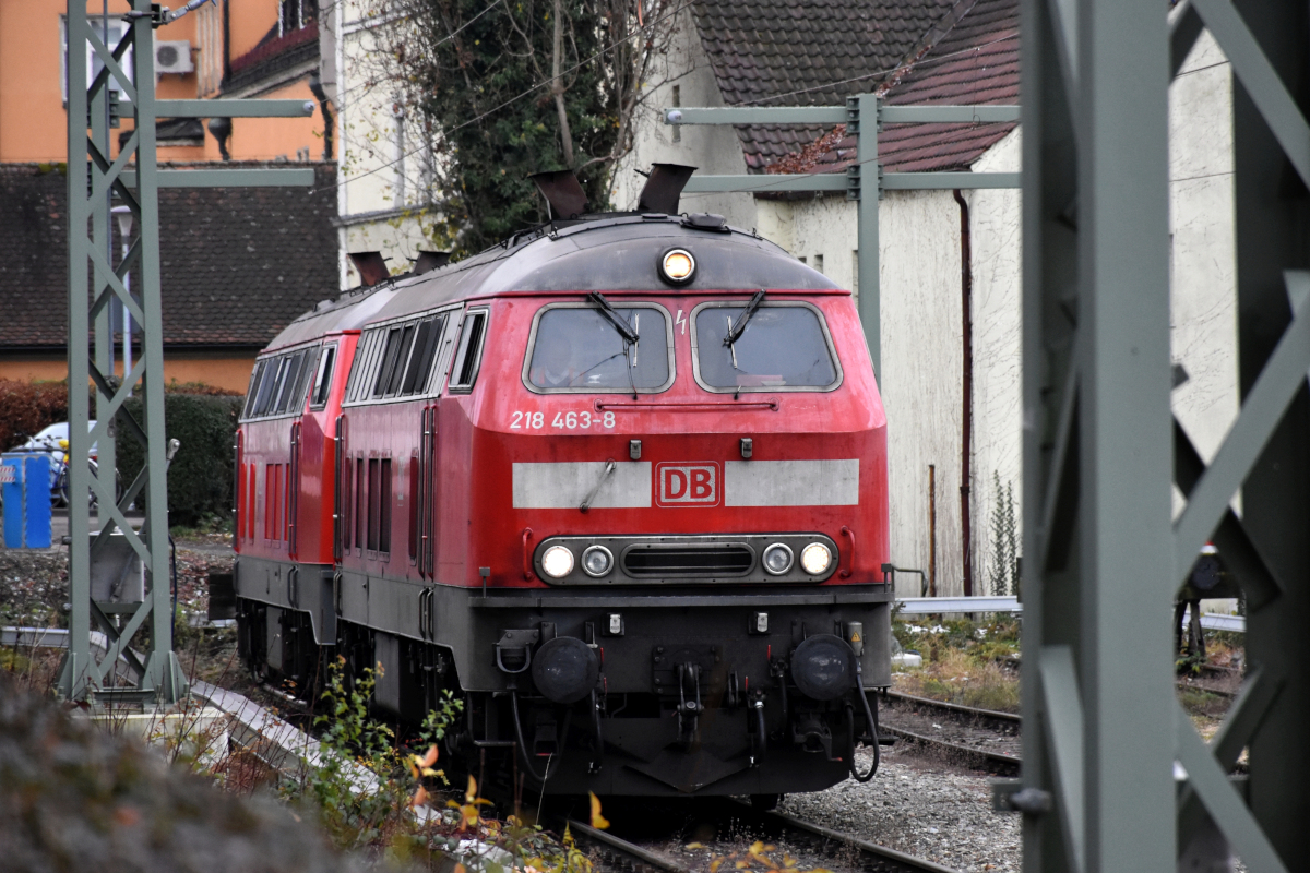 Am 08.12.2020 zum letzten Mal in diesem Jahr (und vor dem Fahrplanwechsel) in Lindau - seit dem 09.12. ist die Grenze ja wieder de facto zu.
218 463-8 und 452-1 warten auf den EC 195, um ihn nach München zu bringen.