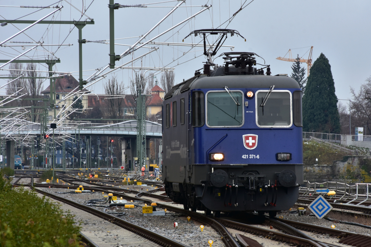 Am 08.12.2020 zum letzten Mal in diesem Jahr (und vor dem Fahrplanwechsel) in Lindau - seit dem 09.12. ist die Grenze ja wieder de facto zu. 
Re 421 371-6 macht sich bereit, den EC 194 in Richtung Heimat zu übernehmen.