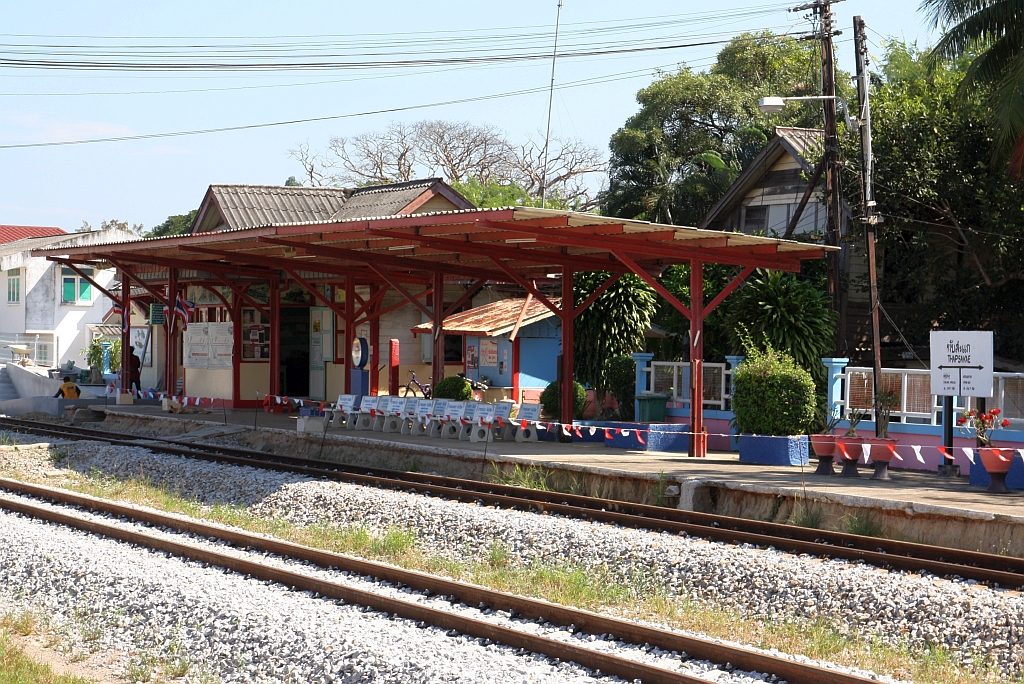 Am 08.Dezember 2023 war das alte Stationsgebäude der Thap Sakae Station noch in Betrieb. Nach Inbetriebnahme der neuen Station im Zuge des 2 gleisigen Ausbaues der Southern Line wird dies Geschichte sein.