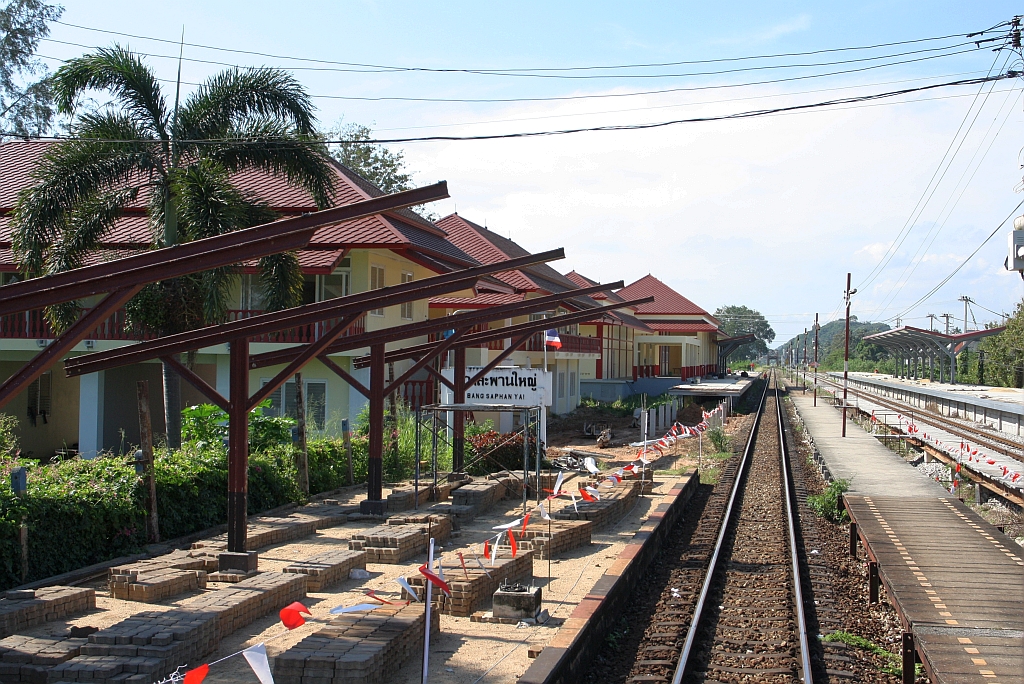 Am 08.Dezember 2023 wird im Zuge des 2 gleisigen Ausbaues der Southern Line in der Bang Saphan Yai Station der südliche Teil des Hausbahnsteiges der alten Station abgetragen um Platz für den nördlichen Teil des Hausbahnsteiges der Neuen Station zu schaffen.