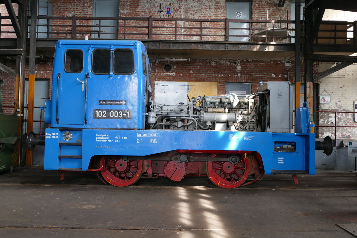 Am 09. April 2016 war Saisoneröffnung im Sächsischen Eisenbahnmuseum Chemnitz-Hilbersdorf. Lok 102 003 (V 22B) Baujahr:1969, Hersteller: LKM Babelsberg, Leistung: 220 PS/160 KW, Geschwindigkeit: 35 km/h,