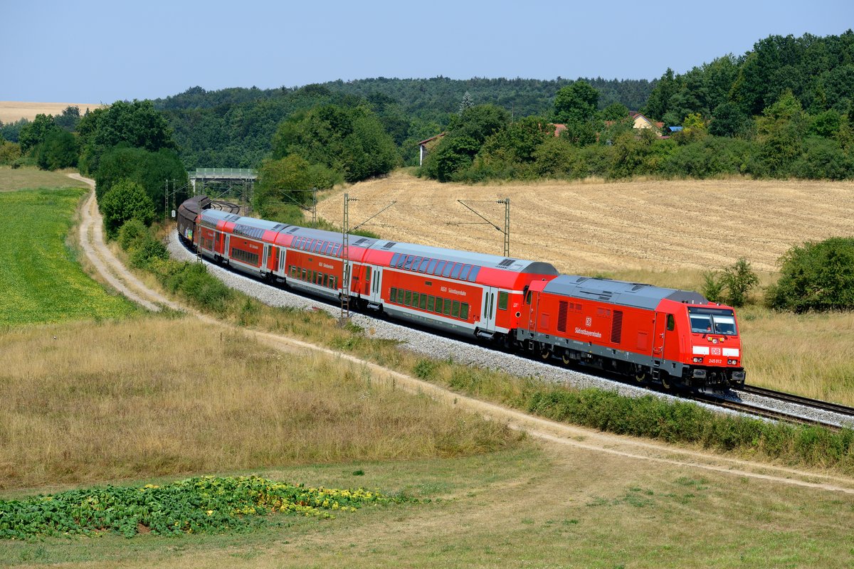 Am 09. August 2015 verkehrte ein RE 27005 von Mellrichstadt nach Mühldorf. Dieser wurde in Verkehr gesetzt, um die Teilnehmer der jährlich stattfindenden BR-Radltour wieder nach Hause zu bringen. Sein Laufweg brachte den Zug auch auf die KBS 880. Die Gelegenheit wurde genutzt, um die Baureihe 245 auf dieser fernab ihrer üblichen Einsatzstrecken liegenden Verbindung zu dokumentieren. Da der Zug etwas Verspätung hatte, lag er bei der bekannten Fotostelle bei Edlhausen schon gut im Licht. Es führte 245 012, die als einzige ihrer Baureihe die Seitenbeschriftung  Südostbayernbahn  aufweist.