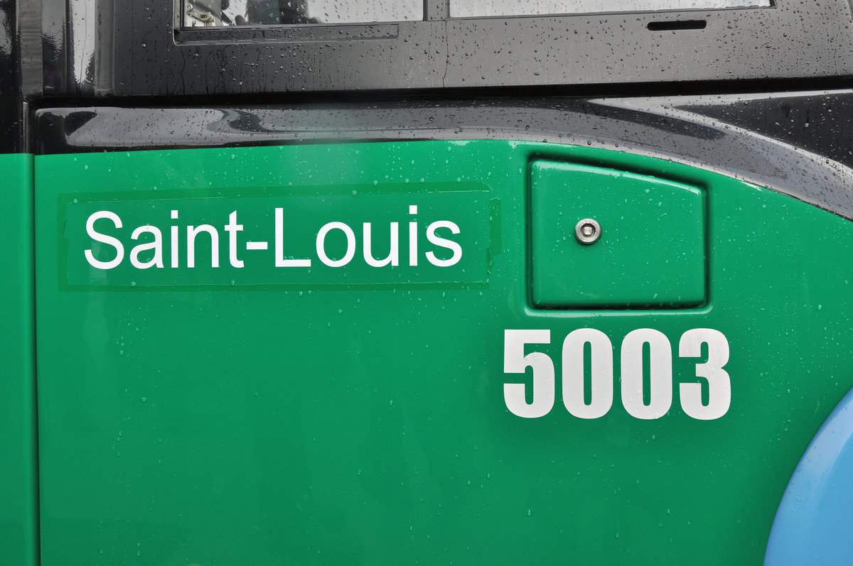 Am 09. Dezember wird die Verlängerung der Linie 3 nach St. Louis feierlich eröffnet. Nun ist bereits der dritte Flexity mit einem Namen beschriftet. Der 5001 trägt den Namen Basilisk, der 5002 den Namen Weil am Rhein und der 5003 den Namen Saint Louis.