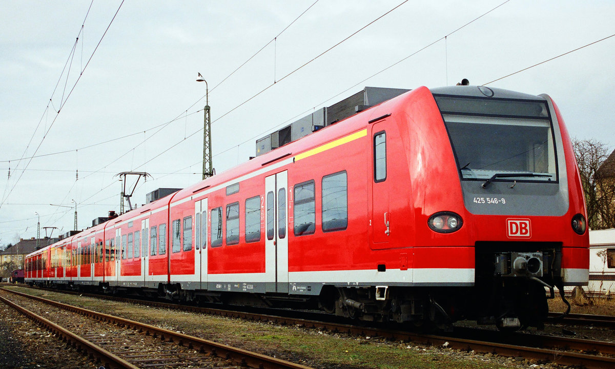 Am 09. Februar 2002 stand im Bahnhof Freilassing auch dieser ET 425 046