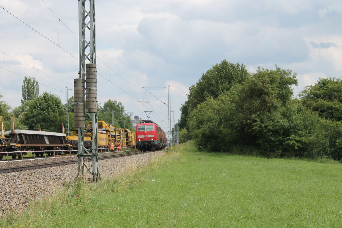 Am 09. Juli 2016 steht der Spitzke Gleisbauzug auf der KBS 990 zwischen Adelschlag und Tauberfeld. Hier fährt die Regionalbahn mit 111 in Richtung Treuchtlingen an der Baustelle vorbei.
