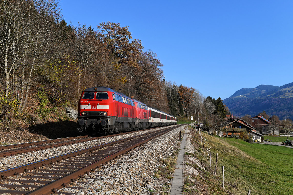 Am 09. November 2020 bespannten die Mühldorfer 218 401 und 423 den EC 194 auf seiner Fahrt über die Allgäubahn nach Lindau. Bei Knechtenhofen konnte ich den Fernzug aufnehmen. Die führende Lok war zum Ende der dieselbespannten EuroCities neben der 430 und der 452 eine der wenigen Vertreterinnen ihrer Baureihe in einem akzeptablen optischen Pflegezustand. Deswegen habe ich hier auch eine fahrzeugorientierte Position gewählt. 