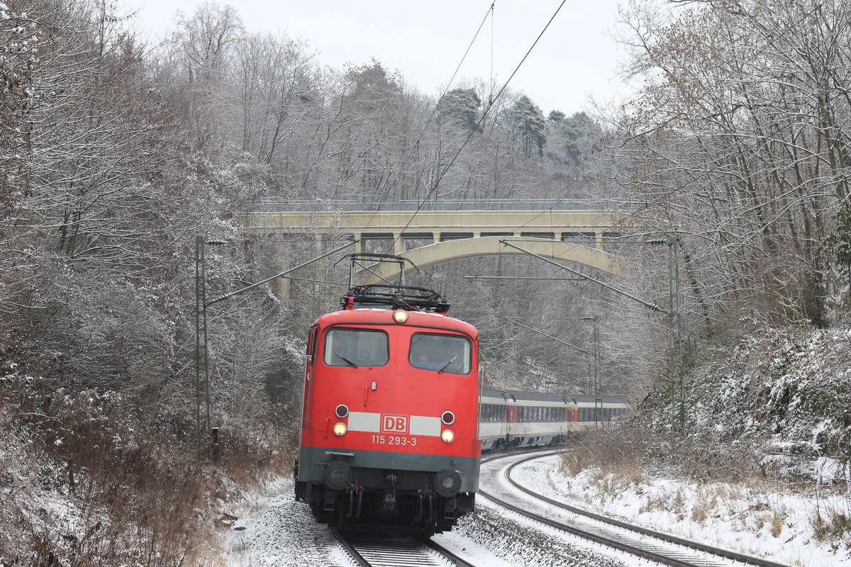 Am 09.01.2017 passiert 115 293 mit IC Stuttgart-Zürich den ehemaligen Haltepunkt Wildpark auf der Stuttgarter Panoramabahn. 