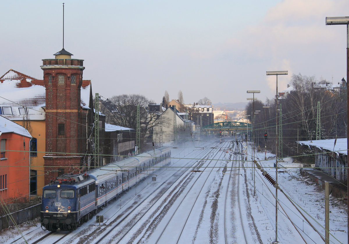Am 09.02.2021 zog 110 469 die RB48 nach Bonn Hbf durch Wuppertal-Unterbarmen. 