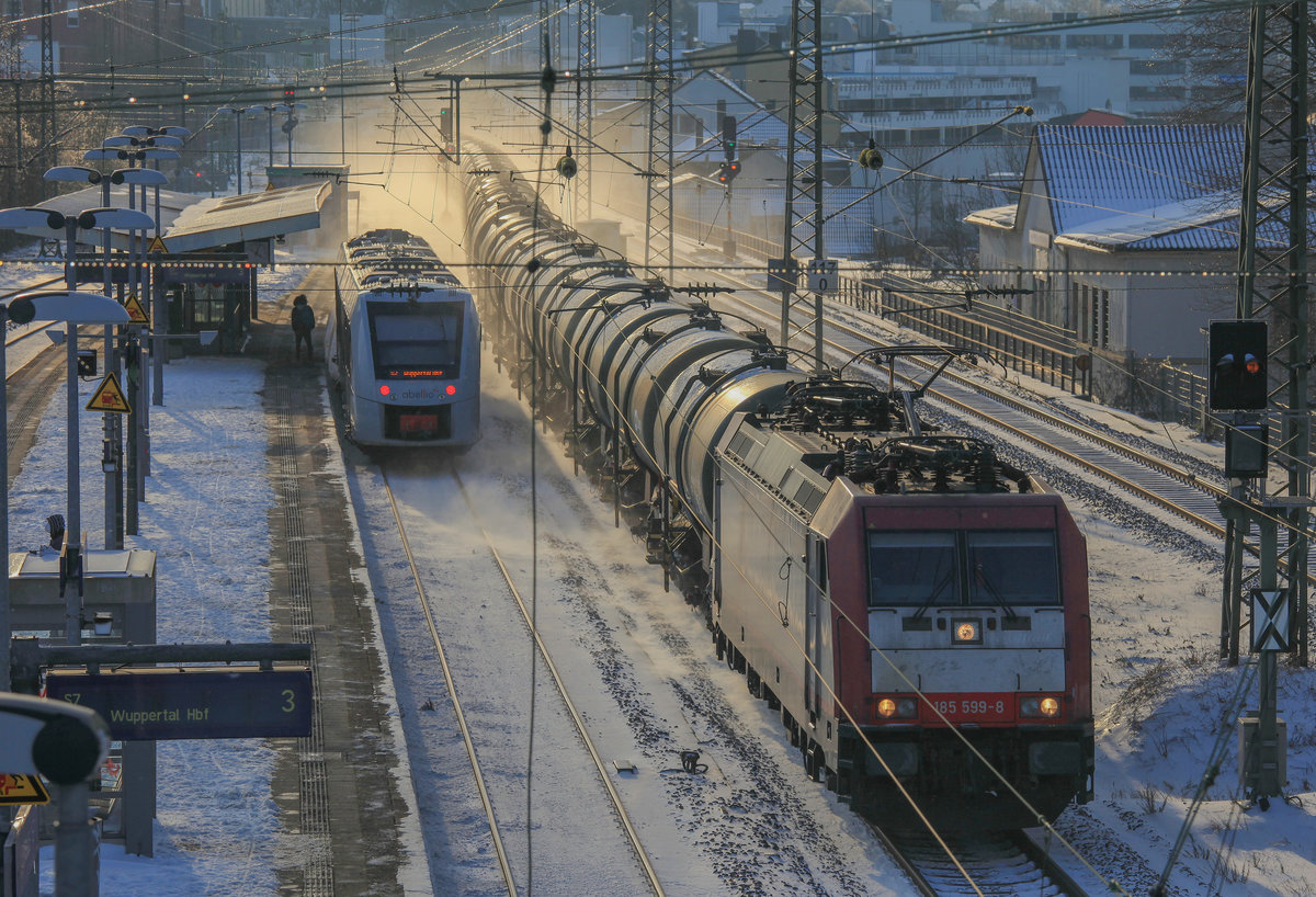 Am 09.02.2021 zog BRLL 185 599 einen Tcheschichen Kesselzug richtung HAgen durch Wuppertal-Unterbarmen. 