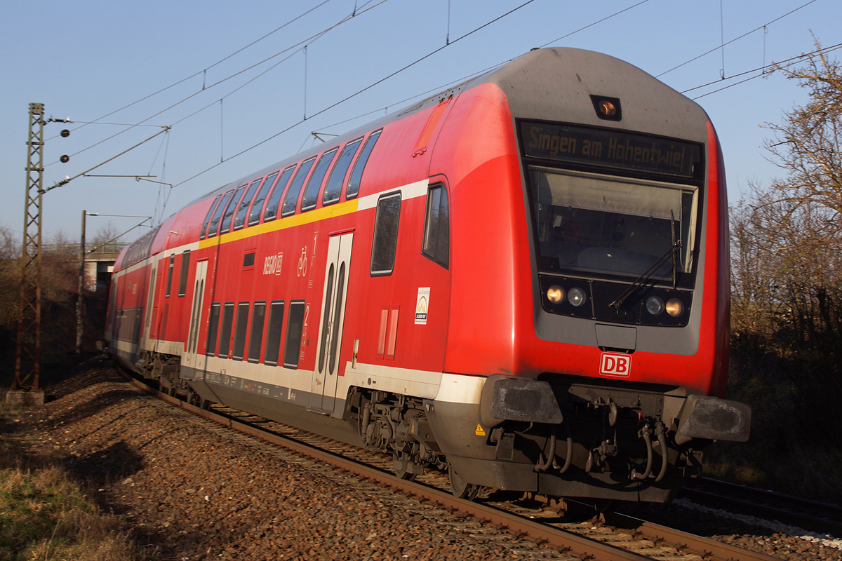 Am 09.03.2014 ist dieser Doppelstocksteuerwagen mit einem RE auf dem Weg nach Singen.
Aufgenommen in Herrenberg.