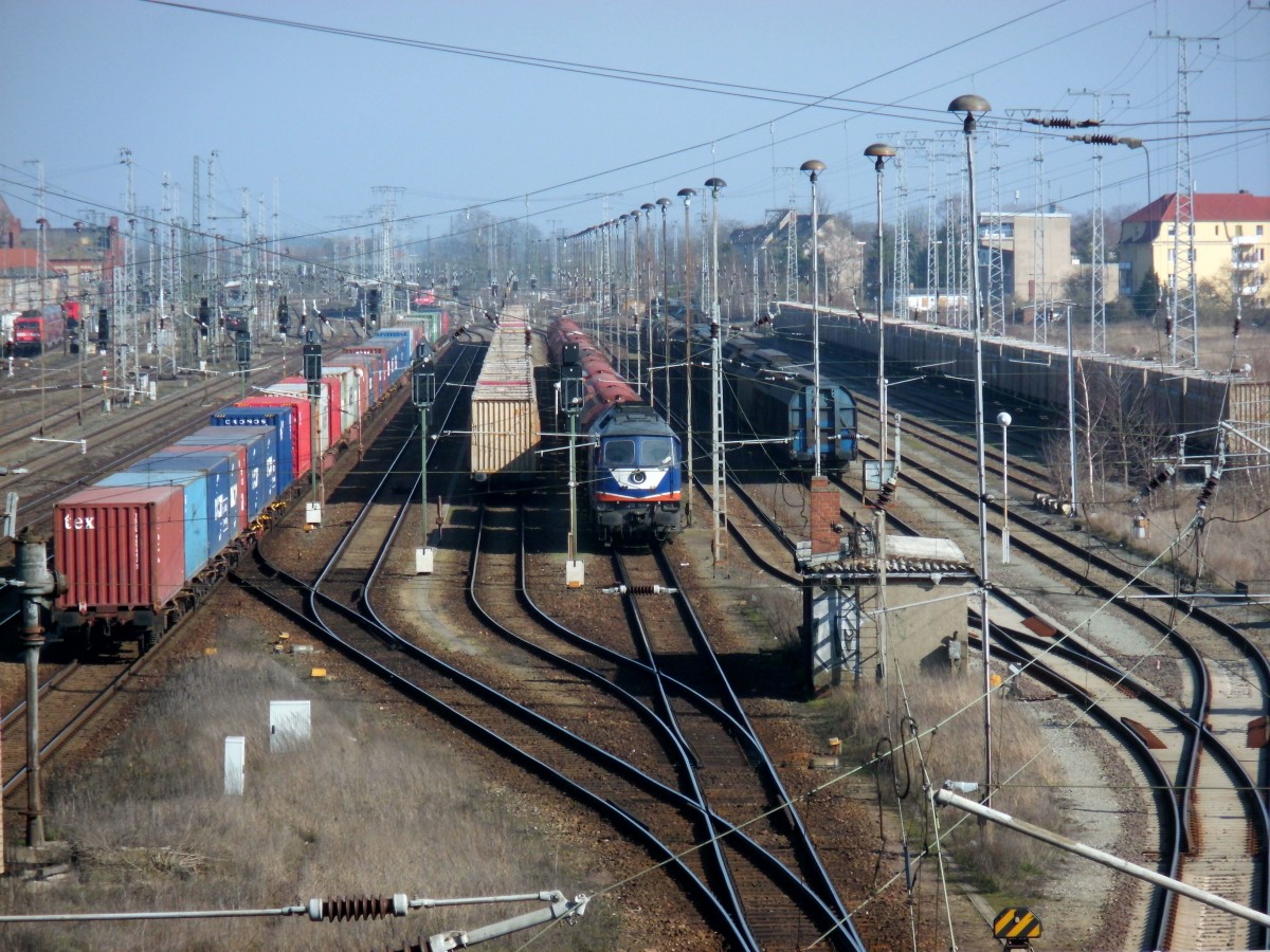 Am 09.03.2014 war 232 103 in Stendal zu Gast. Nach kurzer Pause fuhr sie mit ihrem Düngerzug weiter in Richtung Poppendorf. 