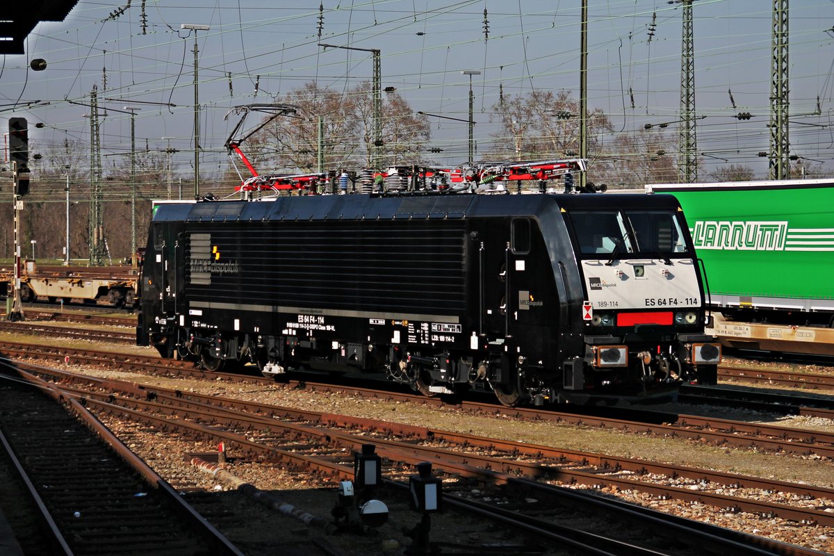 Am 09.03.2016 stand die frisch revidierte (Rev./Be/03.03.16) MRCE/Captrain ES 64 F4-114 (189 114-2) im nördlichen Vorfeld vom Badischen Bahnhof von Basel als Lokzug nach Weil am Rhein.