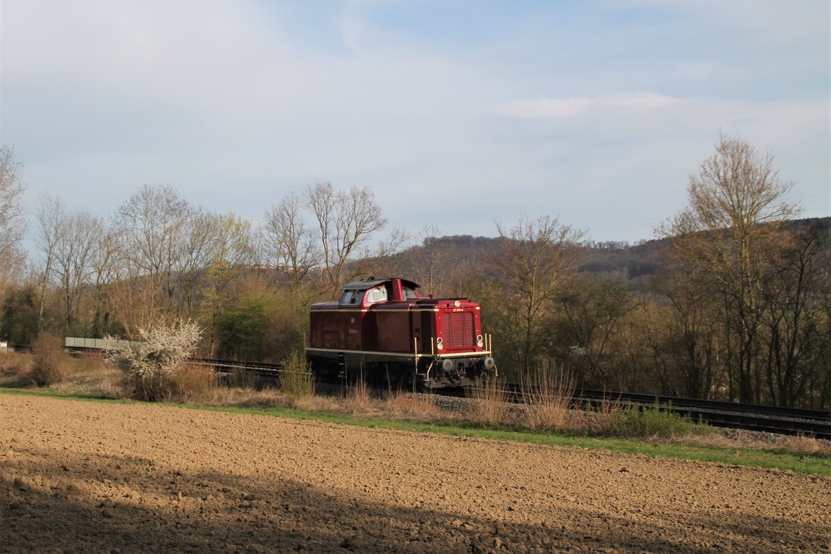 Am 09.04.2021 um 17:48 Uhr fährt 211 041 durch die Hohenloher Landschaft bei Neuenstein Richtung Heilbronn.