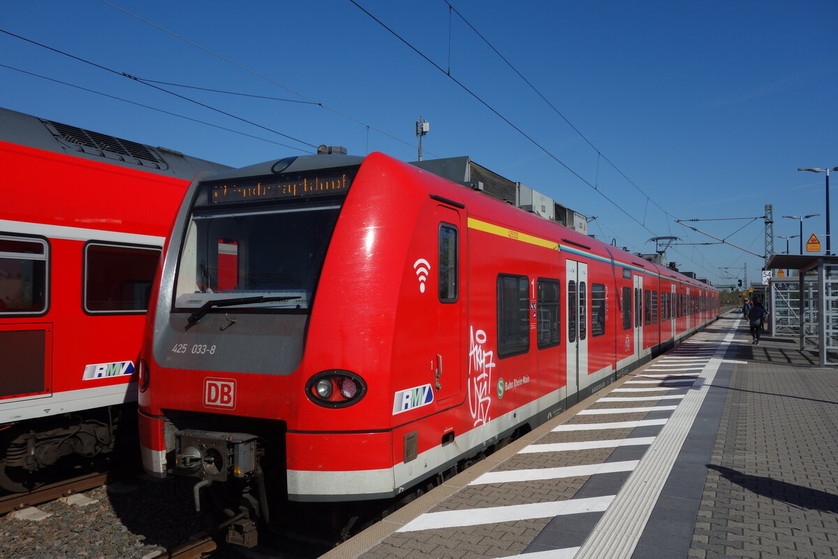 Am 09.04.2025 legt der 425 033 als S7 nach Frankfurt/Main Hbf einen Halt in Groß Gerau-Dornberg ein.