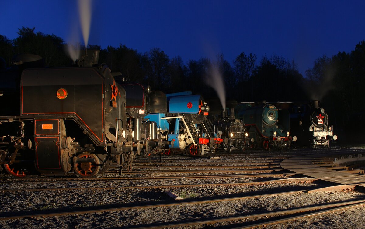 Am 09.05 und 10.05.26 gab es um gab es um Lu�n� u Rakovn�ka ein Dampfwochenende. Am 09.05.26 konnte man die Nachtfotoparade im Eisenbahnmuseum Lu�n� u Rakovn�ka besuchen. Zu sehen waren 534 0323, 556 0271, 477 043, 313 432, 387 043 und 354 195. 