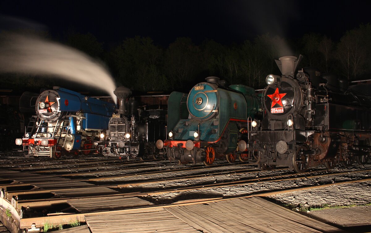 Am 09.05 und 10.05.26 gab es um gab es um Lu�n� u Rakovn�ka ein Dampfwochenende. Am 09.05.26 konnte man die Nachtfotoparade im Eisenbahnmuseum Lu�n� u Rakovn�ka besuchen. Zu sehen waren 477 043, 313 432, 387 043 und 354 195. 