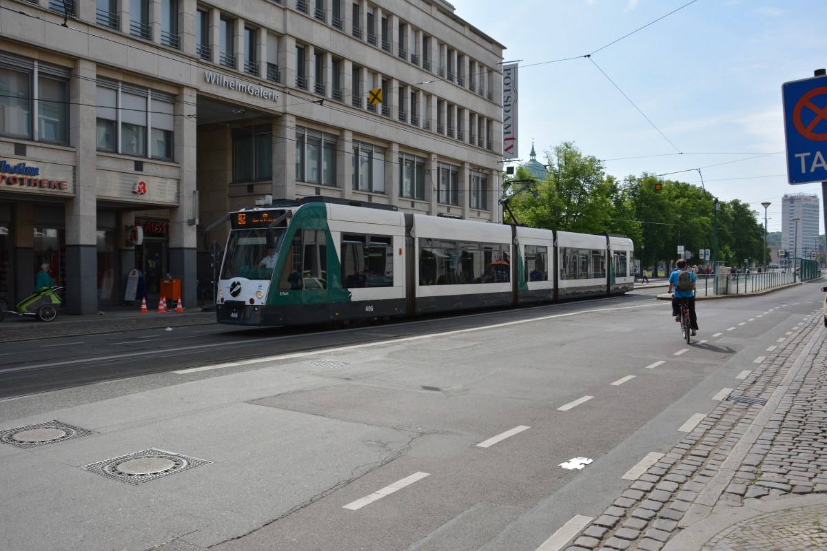 Am 09.05.2015 fährt die Siemens Combino  406 Erfurt  auf der Linie 92. Aufgenommen am Platz der Einheit in Potsdam.