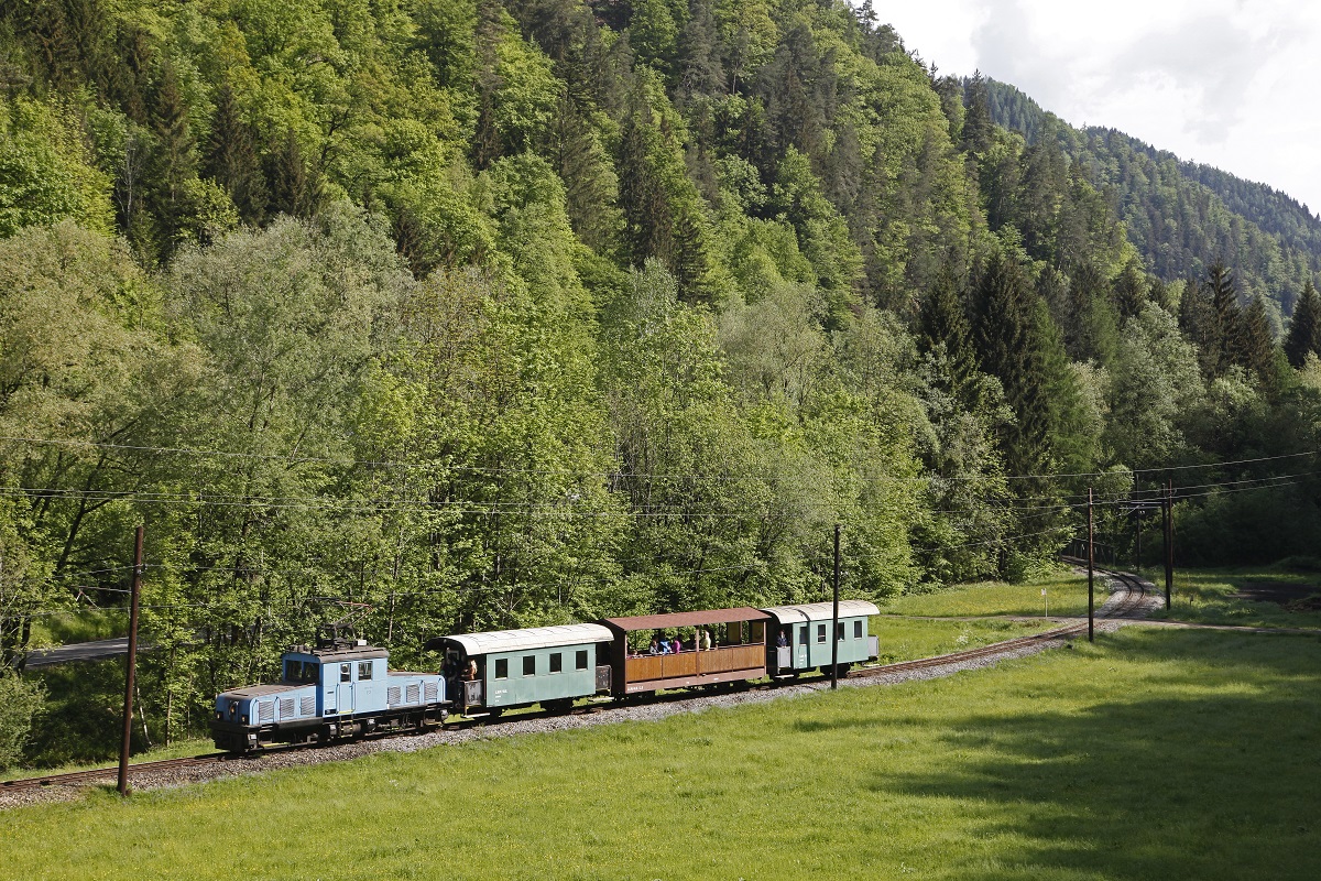 Am 09.05.2015 fand die Saisoneröffnung der Breitenauerbahn für dieses Jahr statt. Die E3 pendelte an diesem Tag fünfmal durchs Breitenauertal, hier zu sehen im Roßgraben.