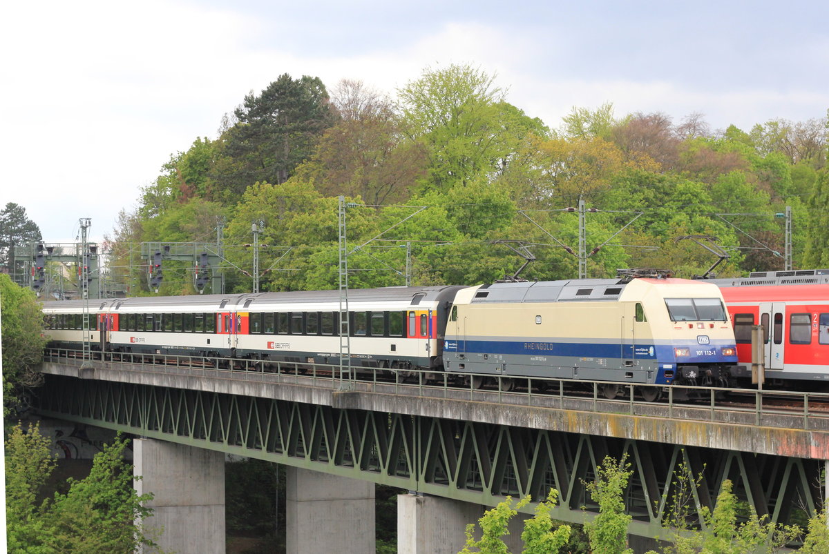 Am 09.05.2017 fährt 101 112 mit IC aus Zürich über die Nesenbachbrücke zwischen Stuttgart-Vaihingen und Stuttgart-Österfeld.
Grüße gehen dabei auch an die angetroffenen Hobby-Kollegen. 