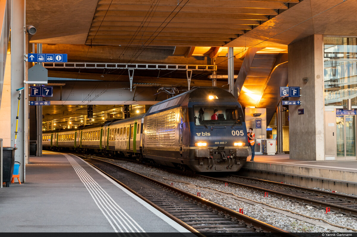 Am 09.05.2021 war es nun soweit, dass die EW III auf der Linie Bern - Neuchâtel- La Chaux-de-Fonds in den Ruhestand gehen: BLS Re 465 005-7 hatte die Ehre den drittletzten und letzten IR66 von Bern nach Neuchâtel ziehen zu dürfen. Hier wenige Minuten vor der Abfahrt der drittletzten Fahrt ab Gleis 6 im Bahnhof Bern.