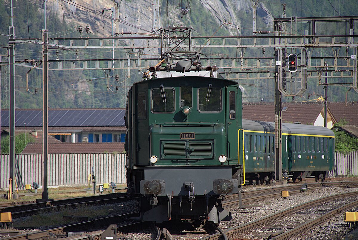 Am 09.05.2026 zieht diese Oldtimerlock einen Sonderzug auf Gleis 1.