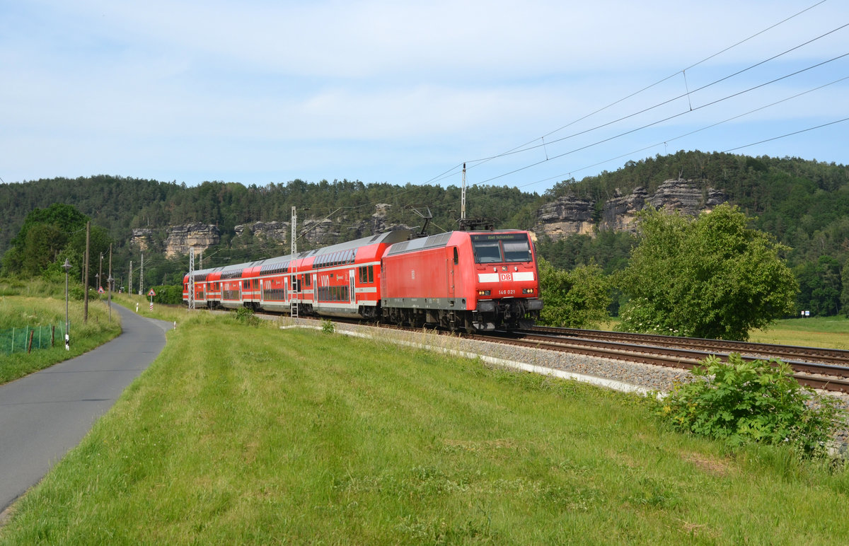 Am 09.06.19 führt 146 021 eine S-Bahn nach Bad Schandau durch Strand. 