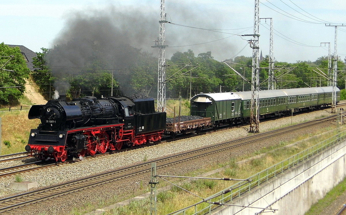 Am 09.06.2017 kam die 35 1097-1 von Interessengemeinschaft Traditionslok 58 3047 e.V. -PRESS aus Richtung Stendal und fuhr weiter in Richtung Wittenberge . 