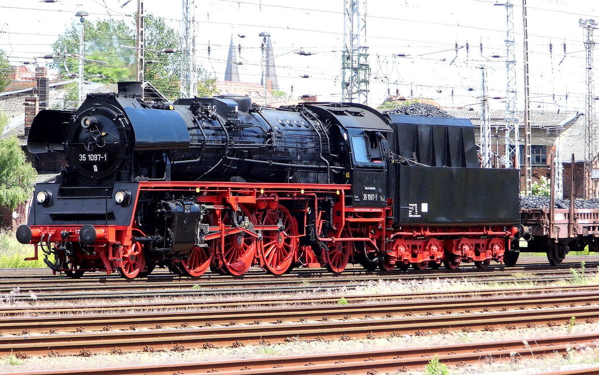 Am 09.06.2017 stand die 35 1097-1 von Interessengemeinschaft Traditionslok 58 3047 e.V. -PRESS in Stendal .
