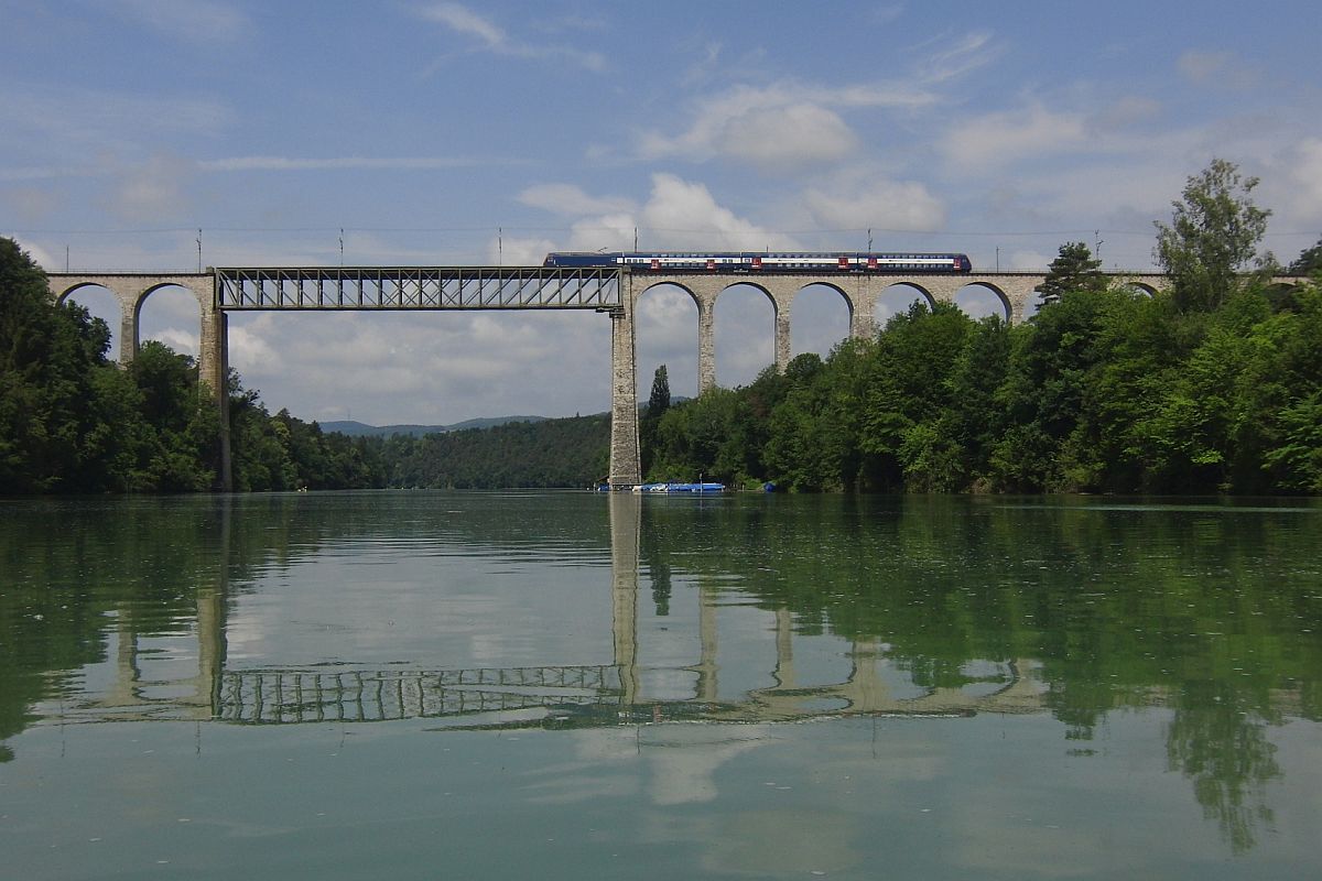 Am 09.06.2018 befhrt eine S9 von Schaffhausen nach Uster die Rheinbrcke bei Eglisau.