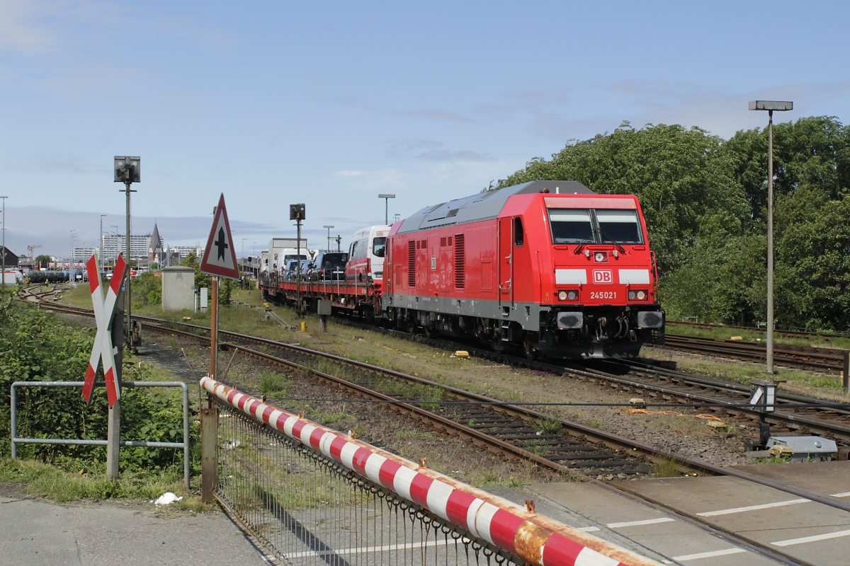 Am 09.06.2022 fährt 245 021 mit einem Autozug aus dem Bahnhof Westerland aus. Nach meinem Eindruck gewinnen die 245 sowohl bei den Autoshuttles als auch bei den IC die Oberhand, gegenüber meinem letzten Besuch im Juni 2020 war ein starker Rückgang der 218-Einsätze festzustellen.