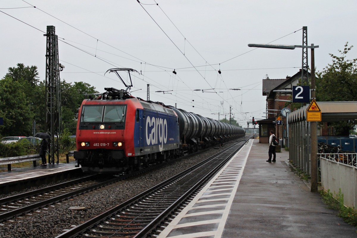 Am 09.07.2014 fuhr bei Regen die SBB Cargo Re 482 019-7 mit einem Kesselzug durch Orschweier gen Freiburg.