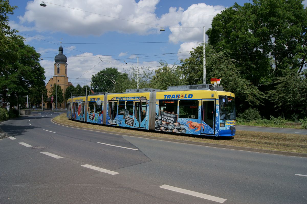 Am 09.07.2016 ist GT-N Nr. 261 der Würzburger Straßenbahn von Grombühl nach Rottenbauer unterwegs und paasiert dabei die Kirche St. Paul in Heidingsfeld.