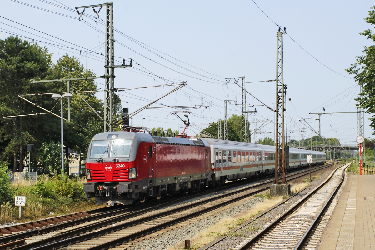 Am 09.07.2023 befördert die EB 3240 der DSB den IC 1193 (Kopenhagen - Hamburg) durch den Bahnhof Elmshorn