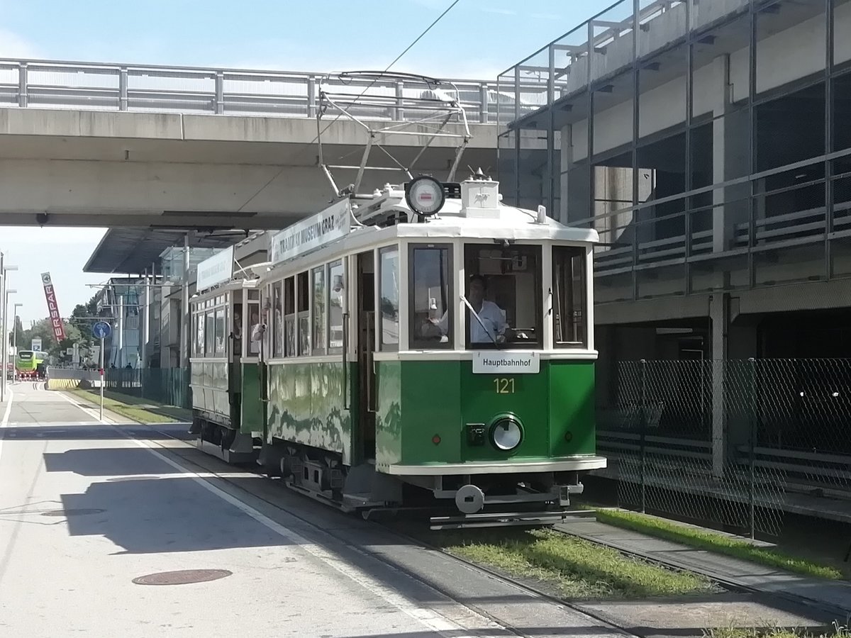 Am 09.08.2019 fuhr TW 121 mit Beiwagen
60B als Sommerbim. Die Oldtimer-Tram ist
hier beim Murpark zu sehen. 