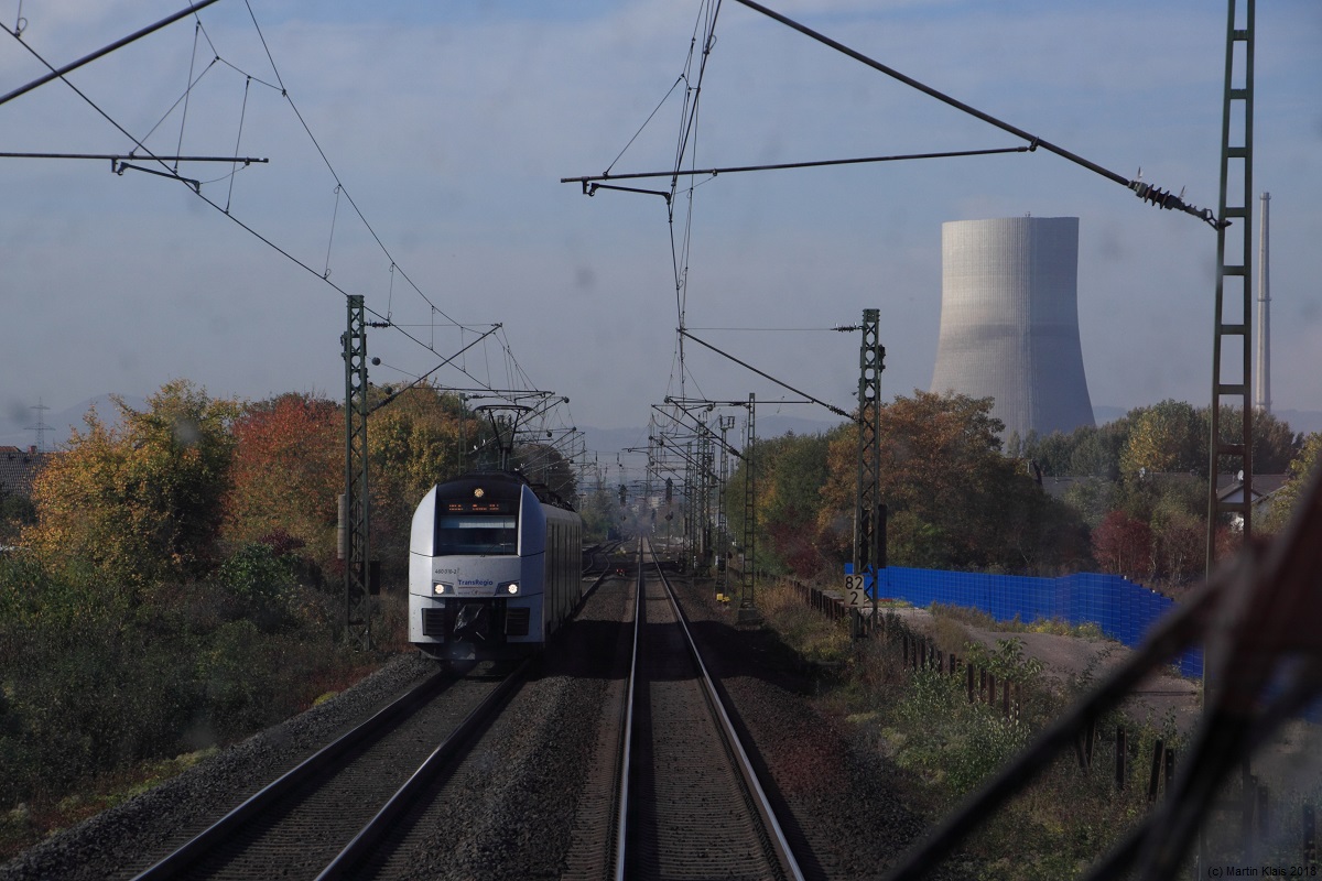Am 09.08.2019 wurde der letzte, noch stehende Rest des Kühlturms des AKW in Mülheim-Kärlich abgerissen. Sichtlich angeknabbert ist dieser Turm schon am Mitte Oktober des vergangenen Jahres. Passend fuhr nun auch noch eine Mittelrheinbahn mit ins Bild... Zu sehen ist 460 010 als MRB 25423, 16.10.18.
Hinweis zur Aufnahme: Das Bild ist durch zwei Scheiben aufgenommen: Die des Zugangs zum Führerstand und durch die Frontscheibe des Steuerwagens.