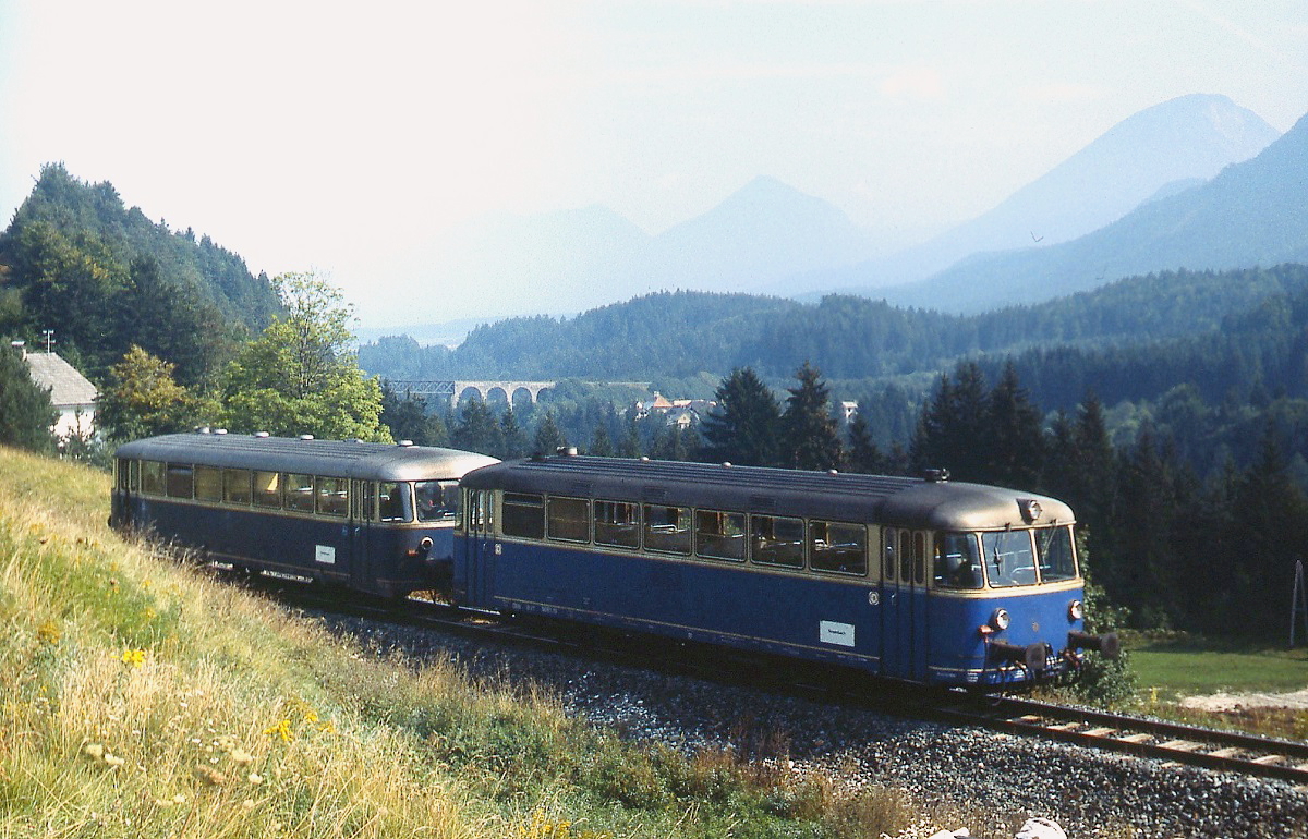 Am 09.09.1981 fährt eine 5081-Garnitur von Klagenfurt kommend in den Bahnhof Rosenbach ein. Über dem Triebwagen ist der Rosental-Vadukt erkennbar.
