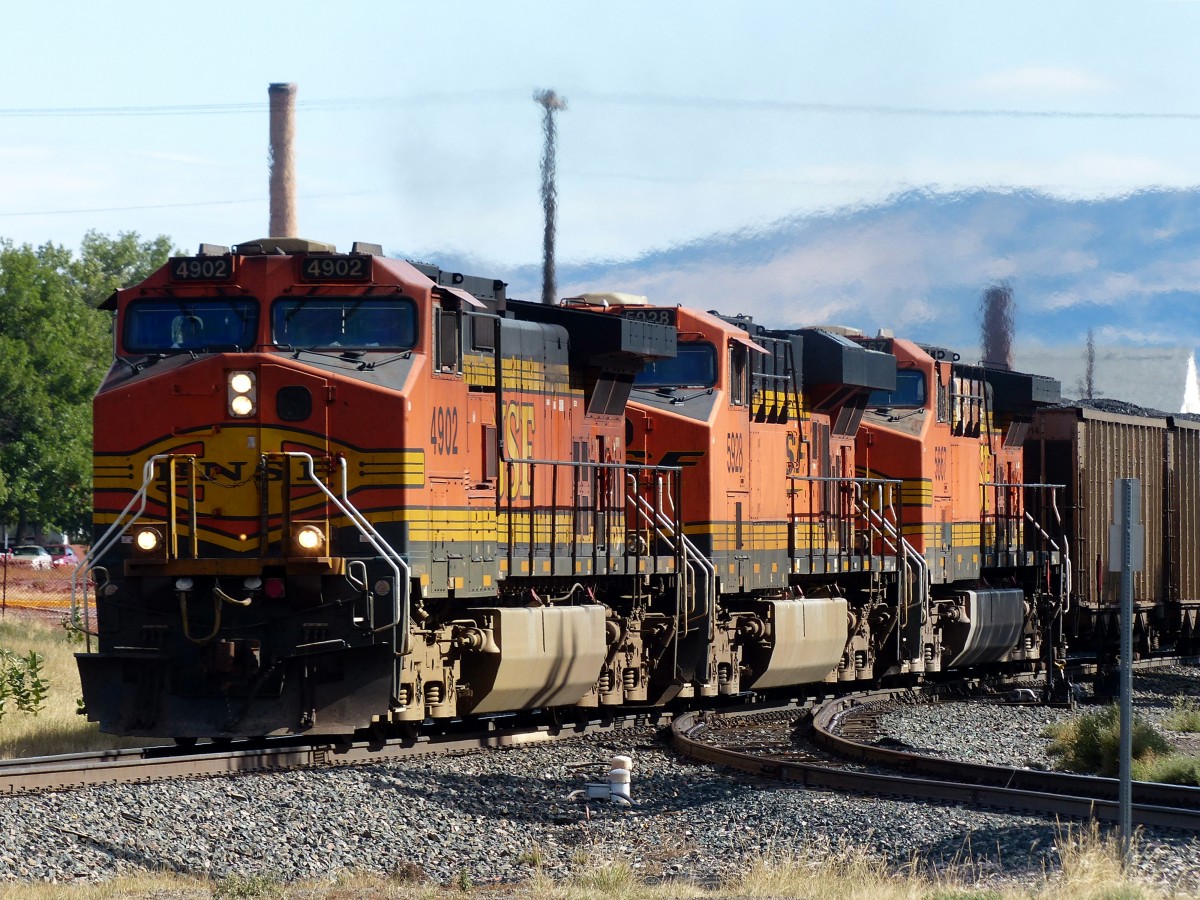 Am 09.09.2013 fhrt BNSF 4902 als erste von insgesamt sieben Dieselloks mit einem voll beladenen Kohlezug durch Livingston, Montana in Richtung Helena.