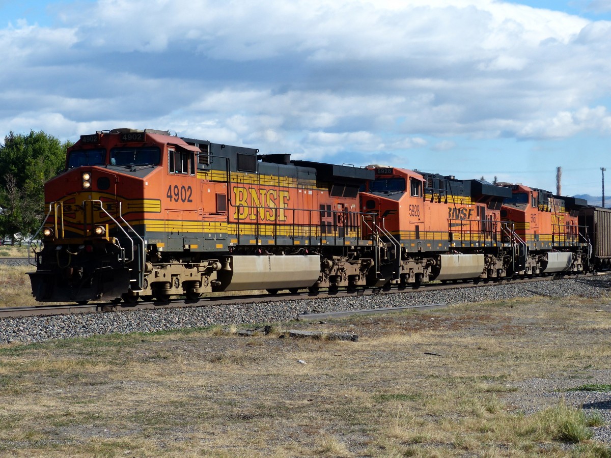 Am 09.09.2013 fhrt BNSF 4902 als erste von insgesamt sieben Dieselloks mit einem voll beladenen Kohlezug durch Livingston, Montana in Richtung Helena.