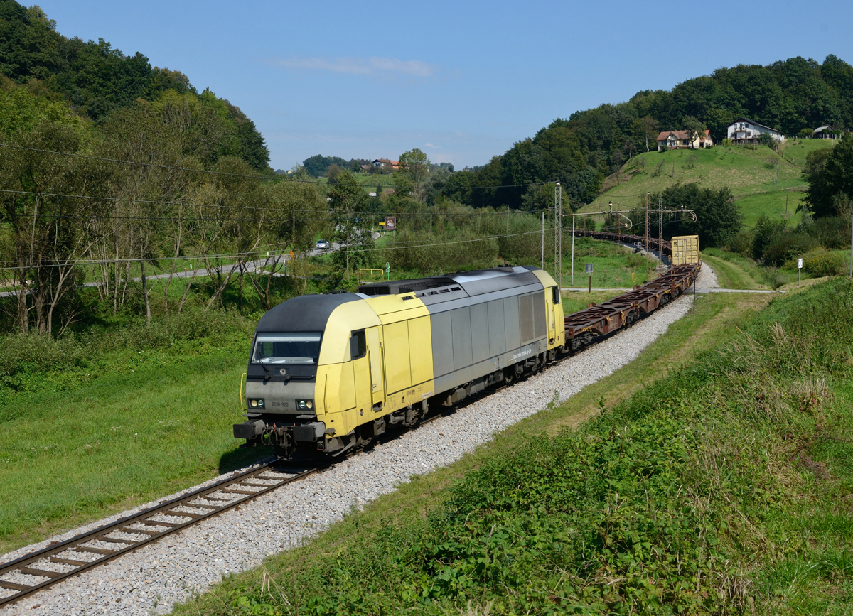 Am 09.09.2014 war die LTE 2016 922 mit einem Güterzug  von Kalsdorf nach Koper unterwegs. Ab Spielfeld-Straß wurde der Zug von Adria-Transport geführt, und von mir bei Strihovec fotografiert.