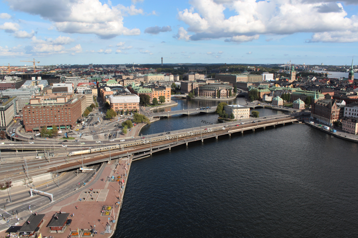 Am 09.09.2018 macht sich ein Snabbtåg in Stockholm auf den Weg in Richtung Malmö. Fotografiert vom Rathausturm.