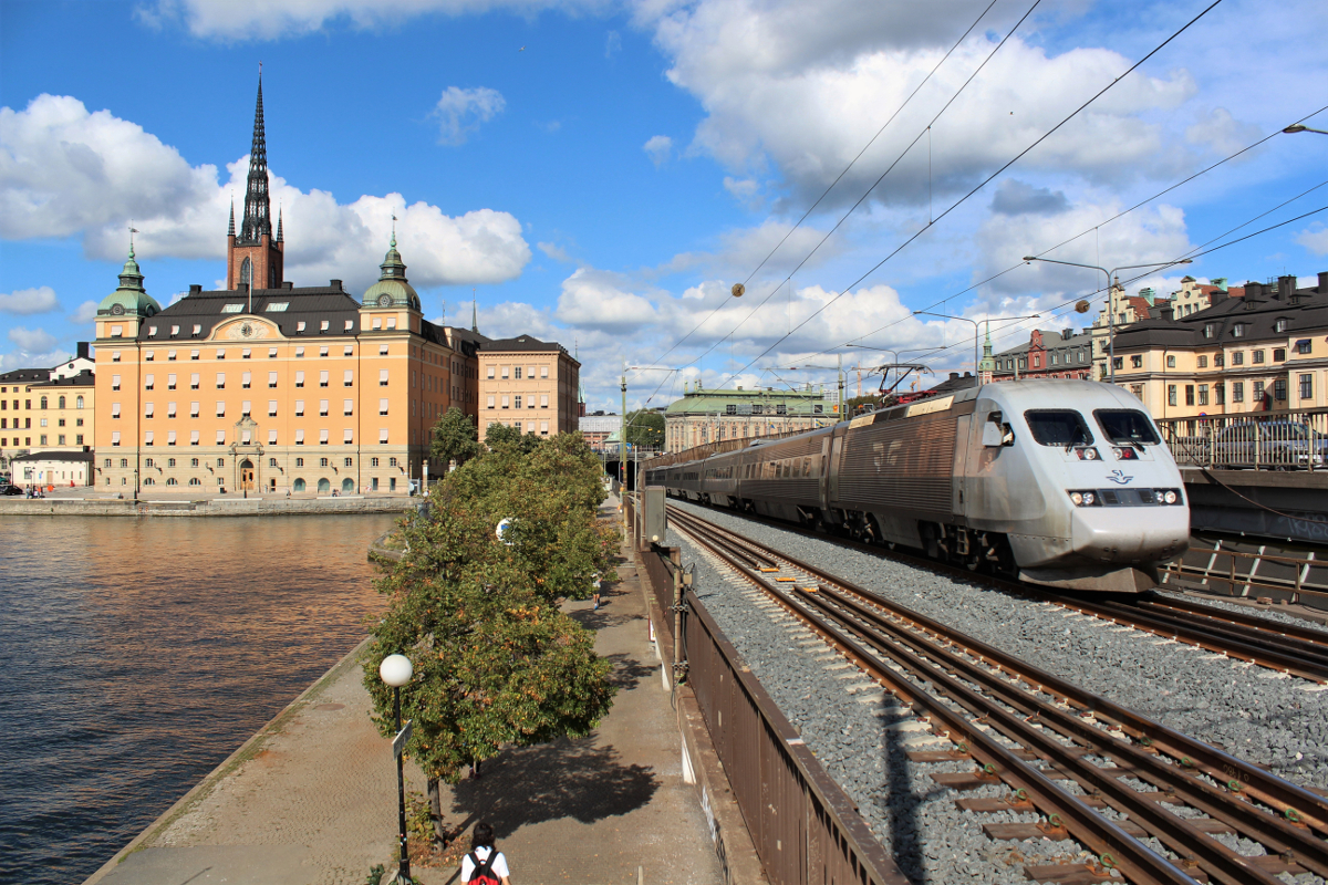Am 09.09.2018 überfährt ein Snabbtåg nach Malmö die Södra Järnvägsbron am Hauptbahnhof.