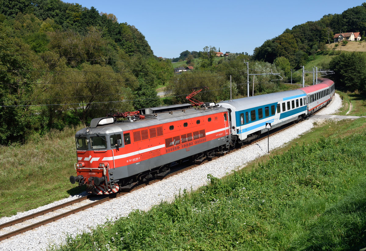 Am 09.09.2020 war der EC 151  Emona  auf dem Streckenabschnitt von Spielfeld-Straß nach Ljubljana mit der 342 014 bespannt und wurde von mir in Strihovec fotografiert.